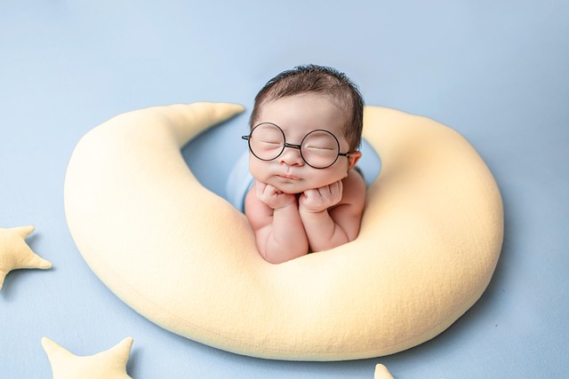 赤ちゃんが安全なベビーベッドで穏やかに眠る様子