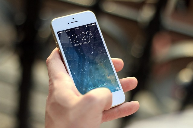 複数のスマホ冷却ファンを比較しているイメージ
