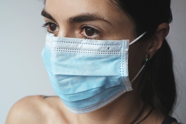 毛穴の目立ちに悩む女性がシートマスクを手にしている様子