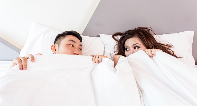 快適なパイプベッドでくつろぐ人の笑顔