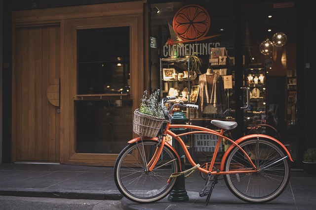 複数の自転車カゴカバーが並べられ、どれを選べば良いか悩んでいる人の様子