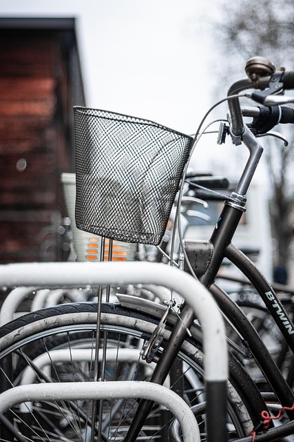 様々な自転車カゴカバーが並べられ、ユーザーが比較検討している様子
