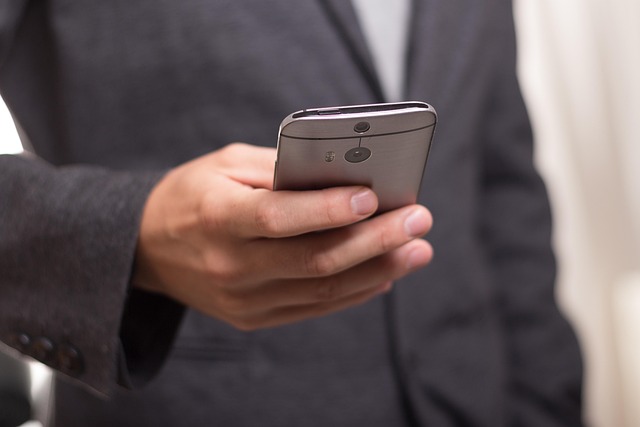迷路の中でスマートフォンを持つ人のシルエット