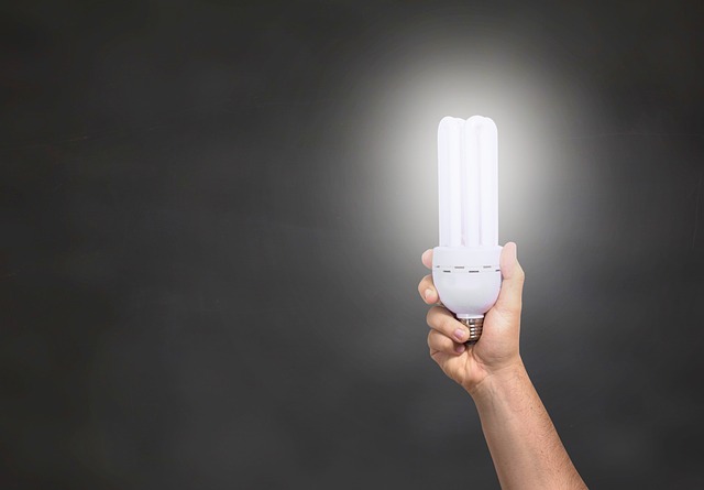 様々な電気代節約グッズが並べられ、比較検討している様子
