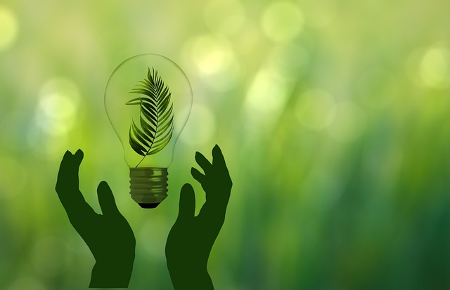 家の中で節電を意識した生活を送る家族