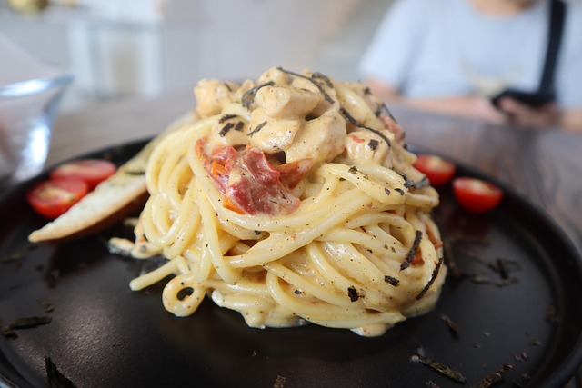 ホットプレートで楽しそうに食事をする人