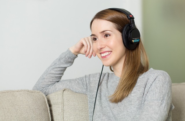 ベッドでリラックスして音楽を聴いている女性