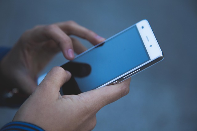 様々なスマホ冷却ファンが並べられ、比較検討している様子