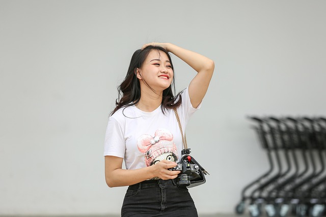 自信を持って笑顔でポーズをとる女性のイメージ
