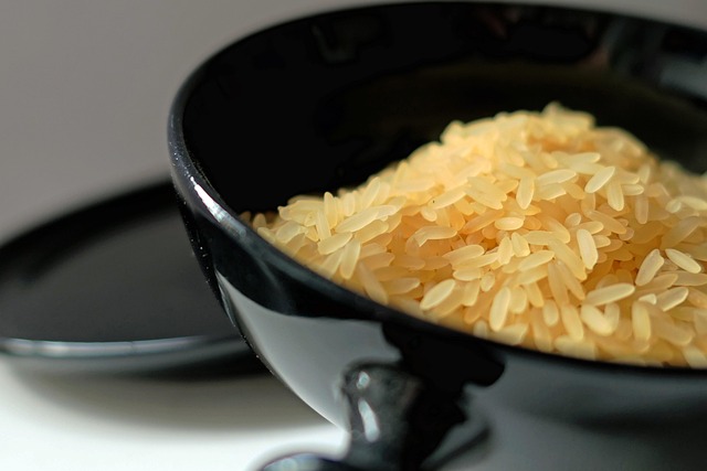 炊きたてのご飯を前に笑顔の一人暮らしの女性