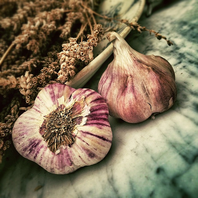 キッチンで新鮮な野菜や果物を準備し、健康的な食生活を送る様子