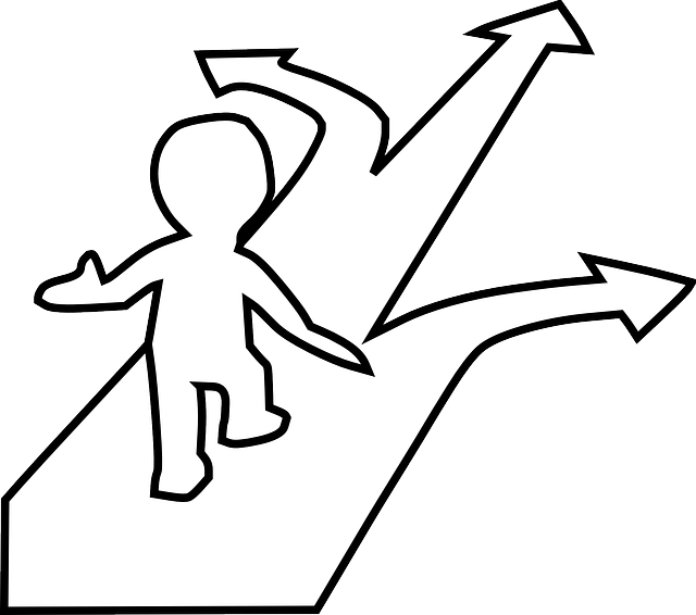 多くの選択肢に囲まれ困惑する人のイメージ
