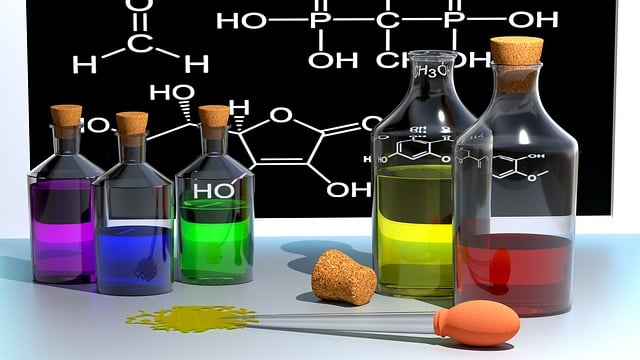 ミキサー使用後の手入れをする様子、または健康的な食材