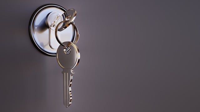 スマートロックの多様なモデルが並べられ、どれを選べば良いか迷っている様子の人物