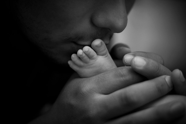 知育玩具で楽しく遊び、成長する子どもと、それを見守る親の温かい手