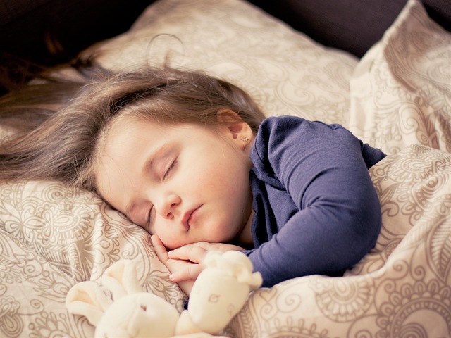 赤ちゃんがベビーモニター越しに眠る様子
