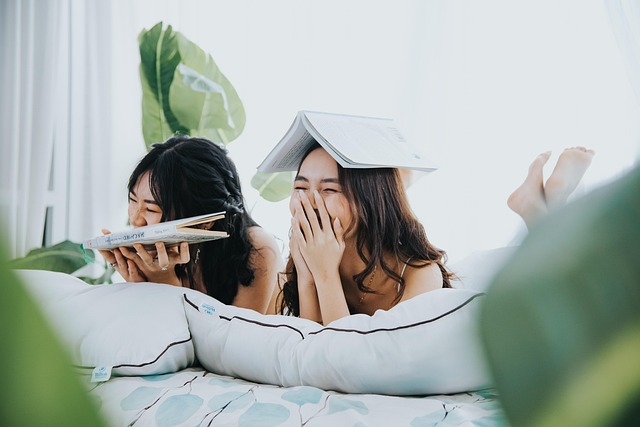 明るい部屋で折りたたみすのこベッドが広げられている様子