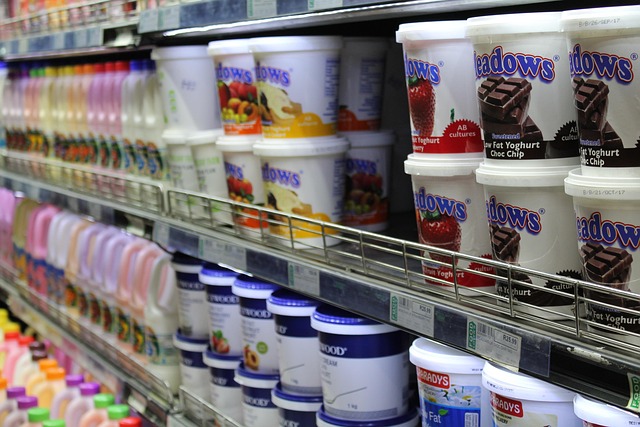 離乳食が小分けにされた保存容器が並べられた冷蔵庫の棚
