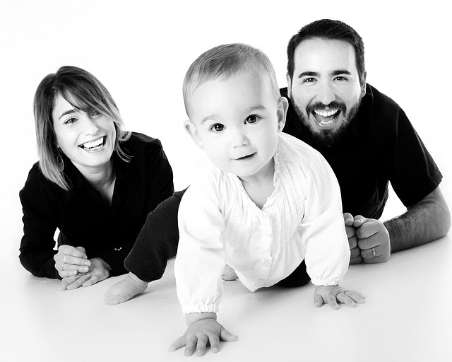 学習椅子に座って笑顔で勉強する子供のイメージ