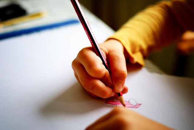 正しい姿勢で学習椅子に座る子どものイメージ