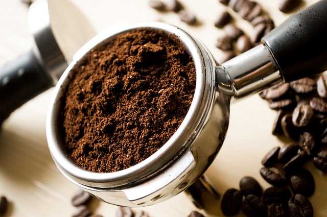 デロンギのコーヒーメーカーで淹れたてのコーヒーを飲む人