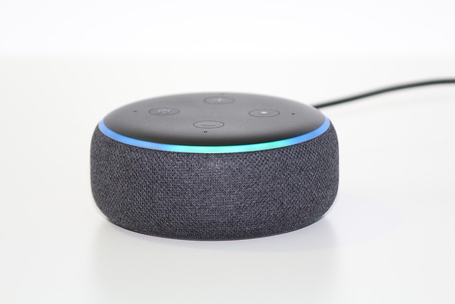 スマートロックの機能や特徴を比較検討する様子