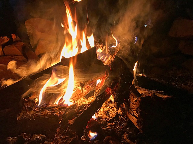 焚き火台ステンレスで楽しむキャンプの夜、笑顔の人々