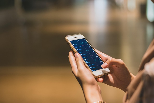 スマートフォンで語学学習アプリを使っている笑顔の女性