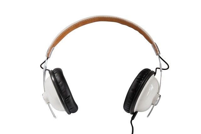 好きな音楽を聴きながらリラックスしている人のイメージ