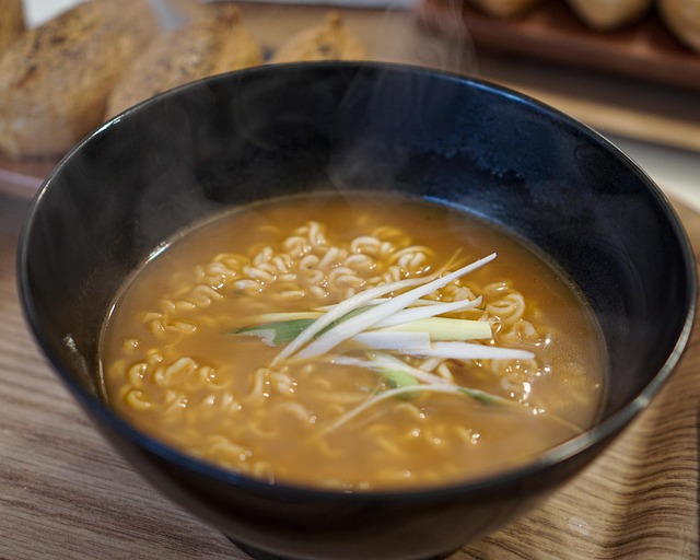 非常食ラーメンのパッケージが並び、どれを選ぶか悩んでいる人のイメージ