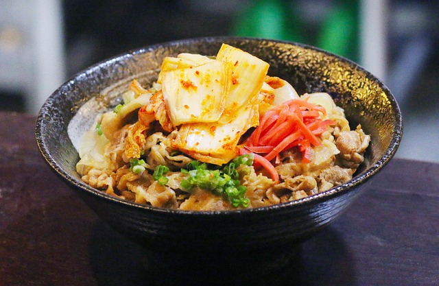 非常食ラーメンの比較表を前に、真剣に検討している人のイメージ