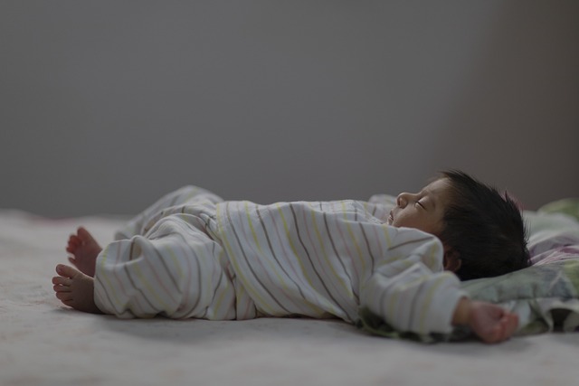 快適な敷きパッドでぐっすり眠る人