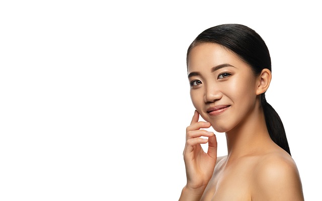 たくさんのシワ改善スティックが並び、困惑する女性