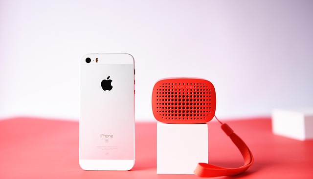 複数のスマートスピーカーを前に悩む人のイメージ
