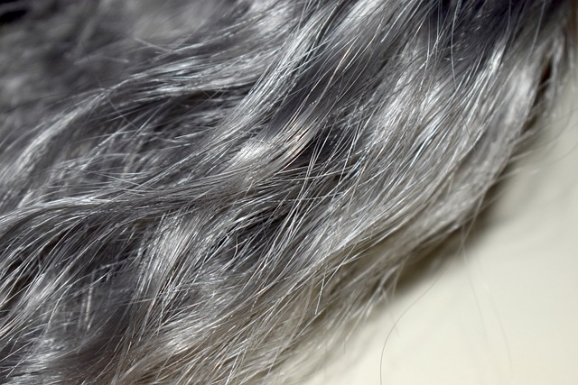 多くのヘアワックスに囲まれ悩む人
