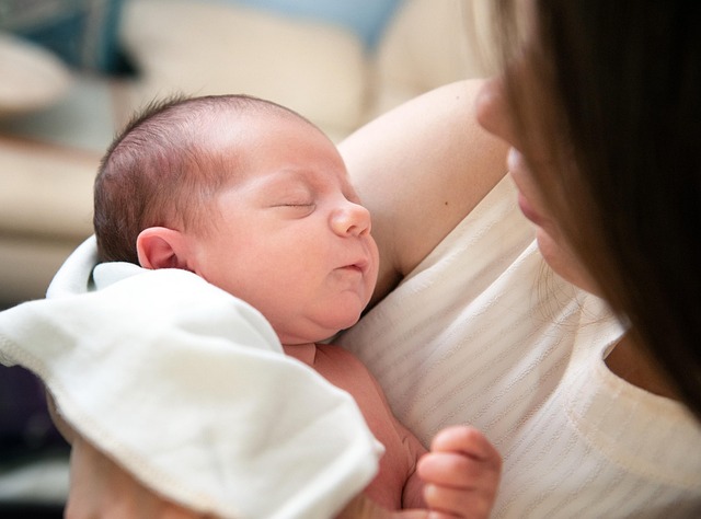 ベッドで安心して眠る親子のイメージ