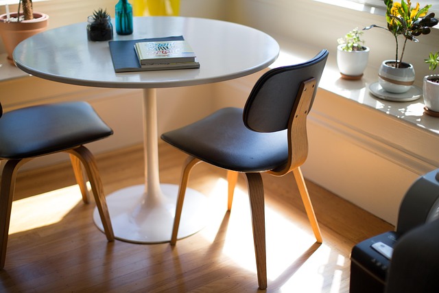 明るい部屋でくつろぐ人のイメージ