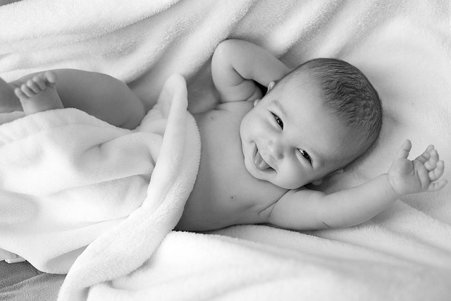 離乳食ブレンダーを使って笑顔で離乳食を食べる赤ちゃんと、それを見守る親