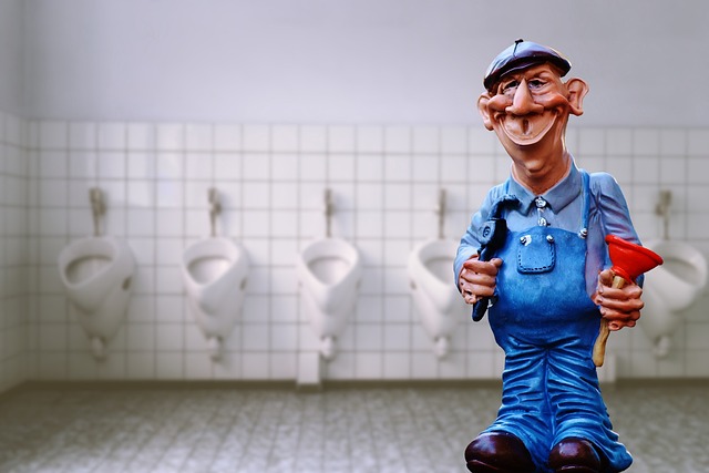 携帯トイレ凝固剤の注意点を確認する人