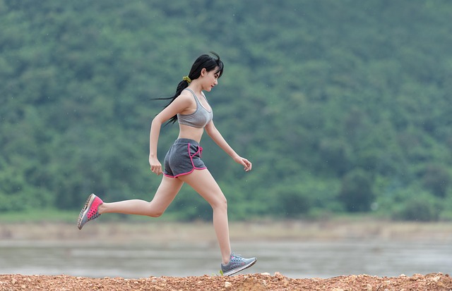 健康的な食生活と運動をする人