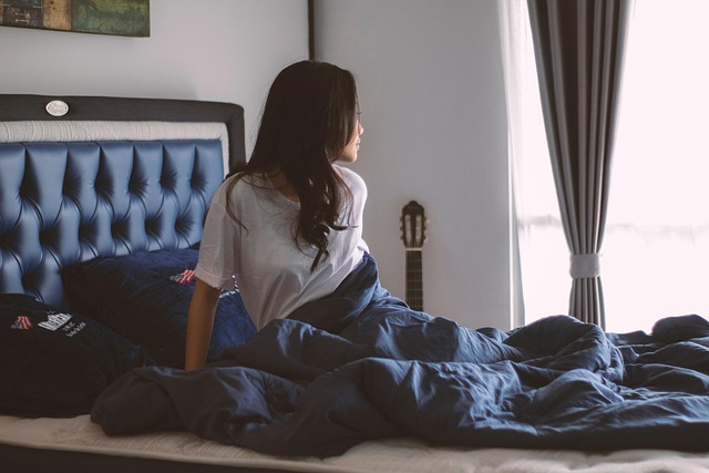 朝日で目覚める笑顔の女性と快適そうな高反発敷き布団