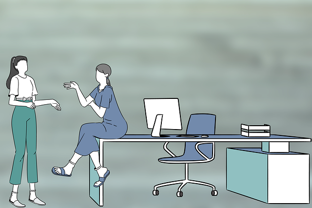 悩んでいる人がソフトクーラーのカタログを見ている様子