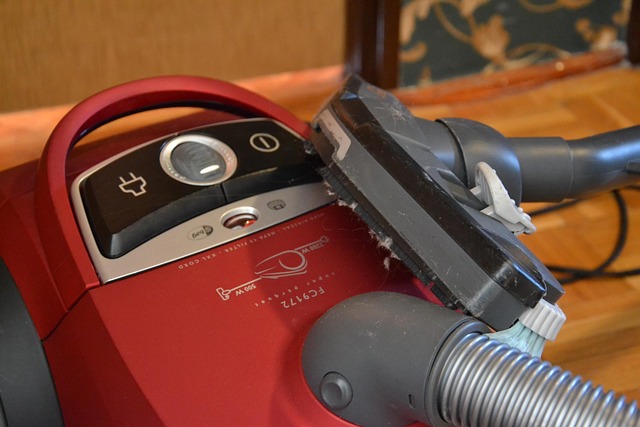ロボット掃除機が掃除できない場所を手で掃除する人