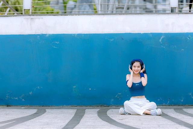 引き締まった腹筋を見せて笑顔でポーズをとる人