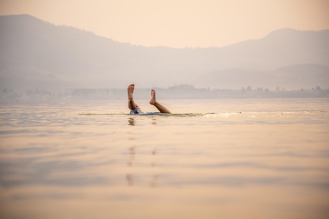 子供がプログラミング教材で楽しそうに学ぶ様子