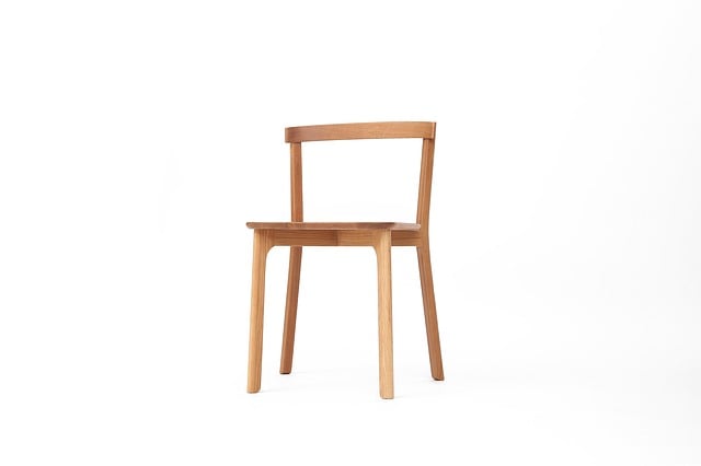 多くの椅子の中からどれを選ぶか迷っている人のイメージ