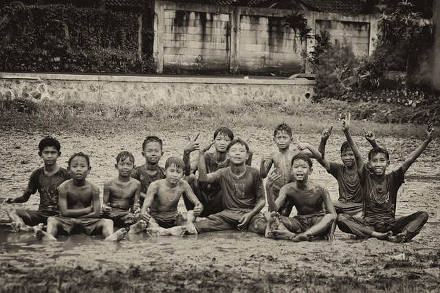 バーベキューコンロを囲んで笑顔で食事を楽しむ家族や友人たち