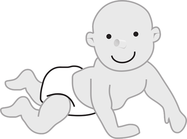 赤ちゃんがおむつ替えシートの上で笑顔で寝転がっている様子