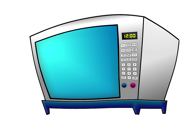 新しい電子レンジオーブンで料理を楽しむ家族