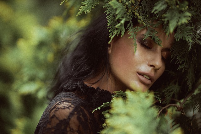 敏感肌で悩む女性が洗顔料を選ぶ様子